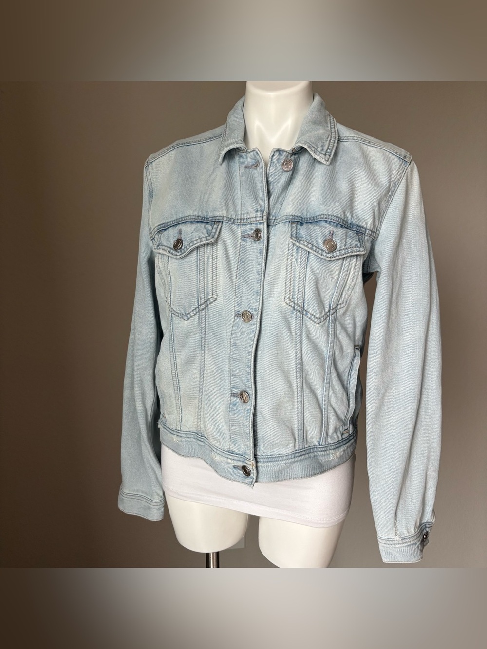 American Eagle Distressed Light Wash Denim Jean Trucker Jacket Women’s Size M